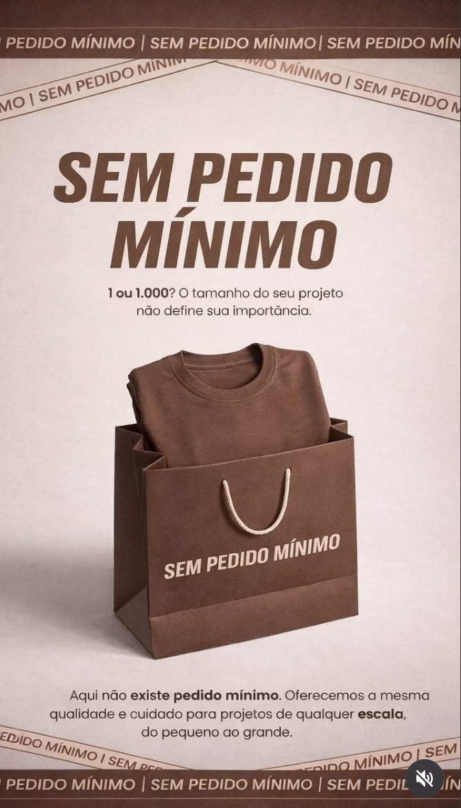Sacola de papel kraft com camiseta dobrada dentro, estampada 'sem pedido mínimo'